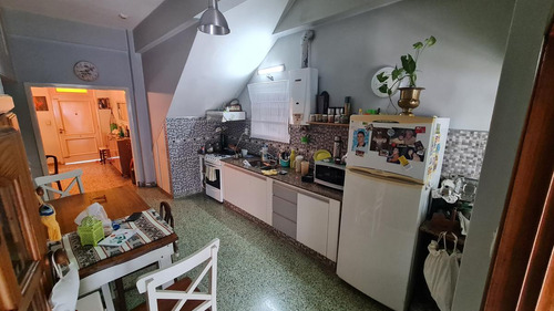 Casa En Lote De 10 X 50, 3 Ambientes, Garage Pasante Y Fondo Libre Parquizado
