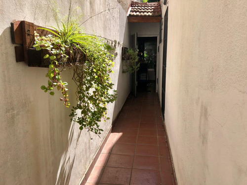 Casa 4 Amb Sobre Lote De 10.50 X 18.60 Con Muy Lindo Fondo Libre !!! Terraza Y 2 Baños ! Visitela...