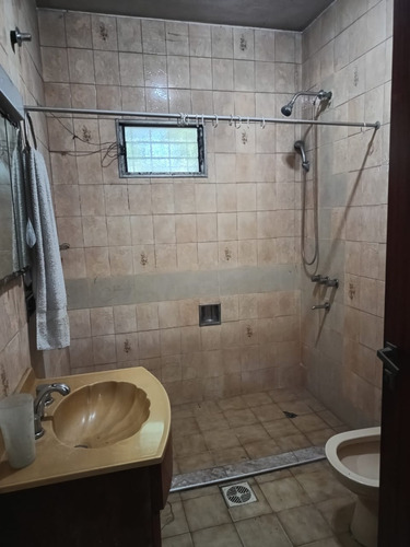 Casa Estilo Chalet De 3 Ambientes Con Quincho Y Garaje Ubicada En San Justo, Partido De La Matanza.