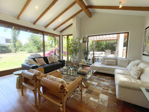 Se Vende Sitio De 2.964m Con Casa Completamente Remodelada.