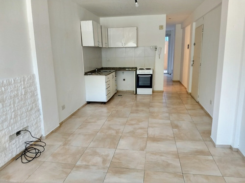Imagen 3 de 8 de Unidad 2 Ambientes Con Patio - Retasado -