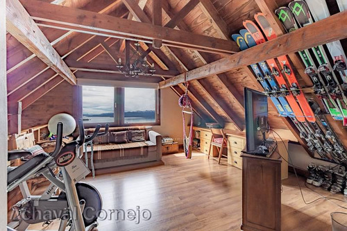 Excelente Casa En El Barrio Antu Hue Con Increíble Vista Al Lago Nahuel Huapi