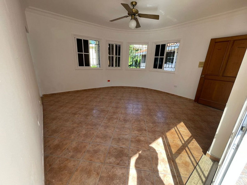Alquilo Hermosa Mansión De 3 Niveles En Zona Exclusiva De Los Ríos Solo Para Vivienda (no Negocio) Codigo: Pd06