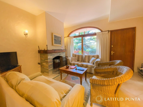 Casa En Cantegril- Ref: 1335
