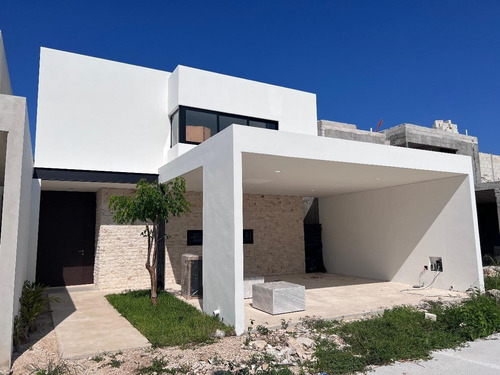 Casa En Venta En Mérida, Temozon Norte, Privada Amidanah,a 1 Mes