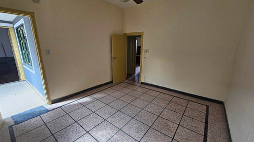 Casa Americana En Castelar Norte Con Cochera Y Fondo