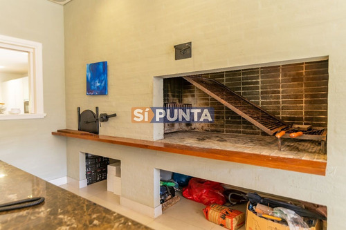 Imagen 19 de 30 de Mansión De Estilo Clásico En Venta En El Corazón De Beverly Hills.