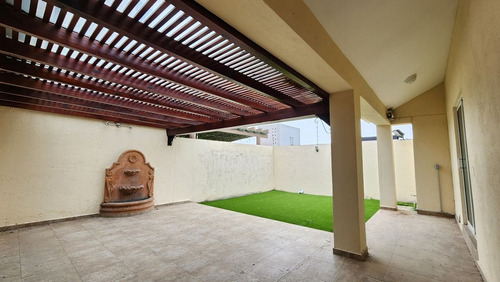 Casa En Renta De 1 Planta En Residencial Misión San Jerónimo, 2 Hab.