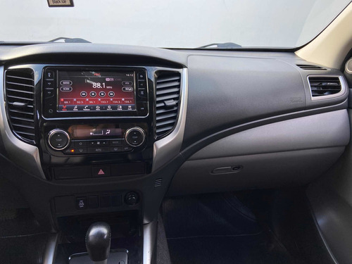 Imagem 4 de 12 de Mitsubishi L200 2.4 Triton Sport Hpe Cab. Dupla 4x4 Aut. 4p