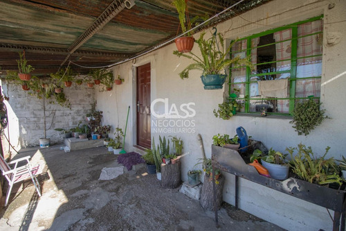 Venta Casa En Las Piedras, 2 Dormitorios, Gran Terreno.