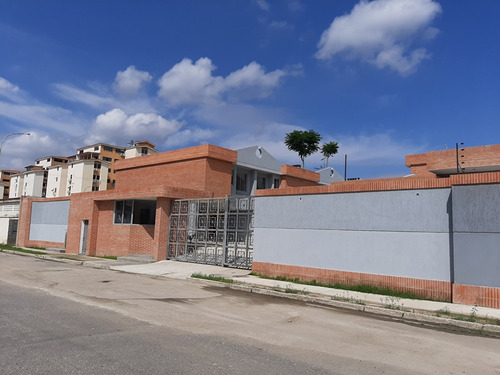 Townhouse De Esquina En Obra Gris En Villa Santa Cruz Socc