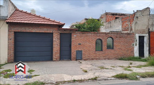 Excelente Casa 4amb C/ Cochera Cub. 3 Autos + Jardin