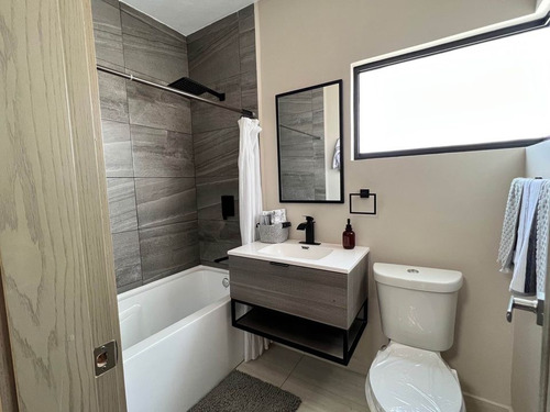 Venta De Casa (250m2) En Calle Cerrada A 10 Mins De Corazon De Santa Fe, Muy Bien Comunicado Db15-z74