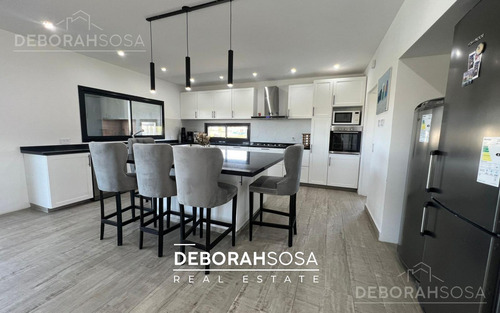 Casa En Venta Cuatro Dormitorios Seis Ambiente A La Laguna Pileta El Naudir Escobar