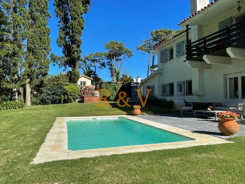 Imagen 3 de 24 de Excelente Casa De 4 Dormitorios Y Piscina En Playa Mansa, Zona Residencial