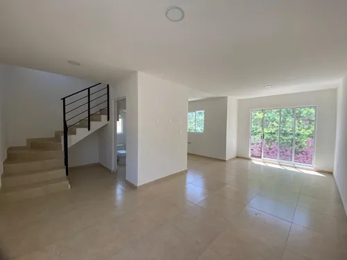 Venta De Casa En Pachuca. Fraccionamiento Con Alberca, 3 Habitaciones, 2 Niveles Y 2 Cajones De Estacionamientos