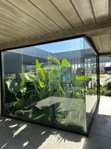 Moderna Casa De Diseño A Estrenar. Muy Luminosa. Diseño Minimalista. En 1 Sola Planta. Materiales Nobles Y De 1ra Calidad Excelente Relación U$ X M2. Deja De Imaginar Lo Q Soñas Y Compralo. Sta Emilia