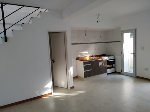 Duplex En Los Hornos Con Cochera
