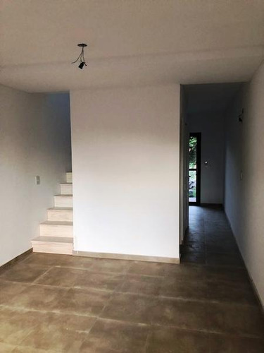 Imagen 3 de 30 de Duplex De Tres Ambientes En Venta, En Ituzaingo. Con Patio Y Cochera.