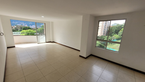 Apartamento En Sector Plano De Envigado. Zona Residencial Y Tranquila. Varias Vías De Acceso. 