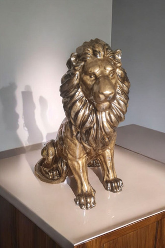 Escultura Leon En Resina Simil Marmolado. 25cm De Altura. Dorado Oscuro