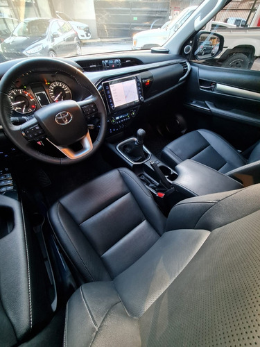 Imagen 12 de 14 de Toyota Hilux 2.8 Srx Mt 204cv