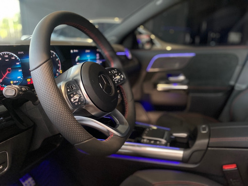 Imagen 2 de 10 de Mercedes Benz Gla 200 Amg Line 4*2 At 2023 - 0km Negro