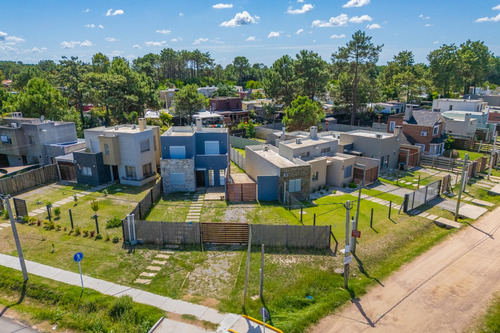 Alquiler Casa 3 Dormitorios En El Pinar, Barrio Portal Del Este