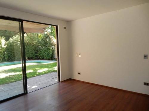 Excelente Casa En Lo Barnechea, Frente A Portal Dehesa