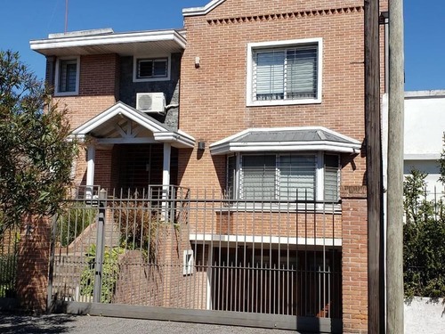 Imagen 1 de 16 de Chalet En Venta De 3 Dormitorios C/ Cochera En Ezpeleta