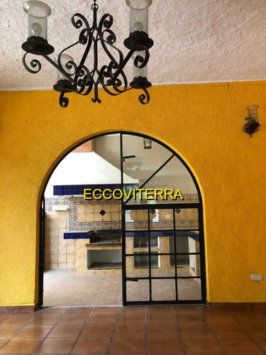 Vendo Belleza Y Amplia Casa, 4 Dormitorios, Excelente Ubicación, Sector De Alta Plusvalia