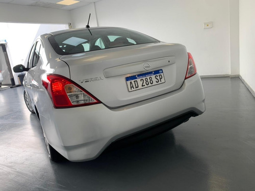 Nissan Versa Sense Pure Drive F4 At 2018 43.800 Km. Plateado