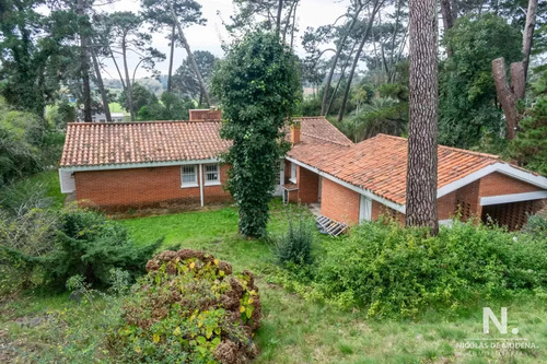 Excelente Ubicacion, Casa En Punta Del Este Con 3 Dormitorios