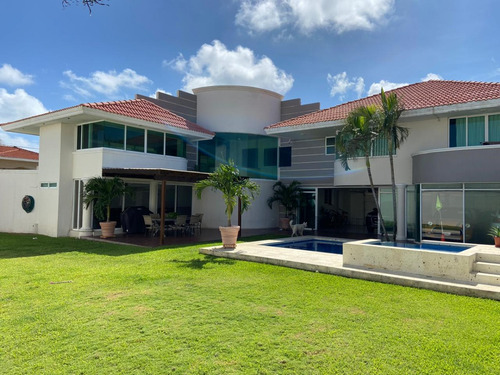 Residencia En Venta En Costa De Oro, Alberca, Jardín, Cochera Para 5 Autos.