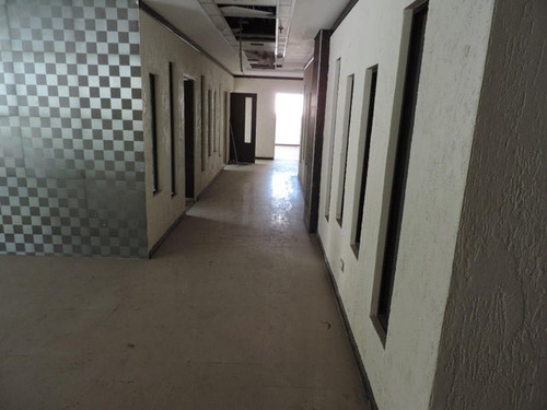 Edificio Ideal 24-18672 Para Funcionamiento De Clínica Y Oficinas En La Urbina