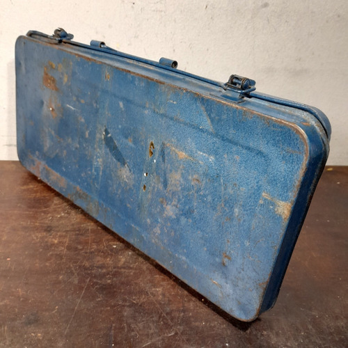 Imagem 3 de 7 de Caixa De Ferramentas Antiga Para Carros. Só A Caixa.