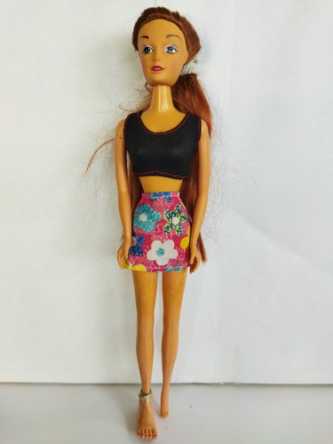 Muñeca Ropa Falda Roja Flores Blusa Negra 27 Cm (Usado)