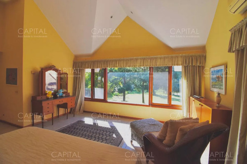 Chalet En Venta Cinco Dormitorios Y Doble Dependencia En Golf Punta Del Este