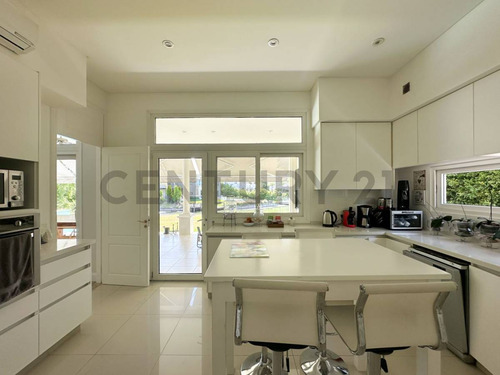 Impecable Casa En Alquiler Amoblado En Cabos Del Lago.