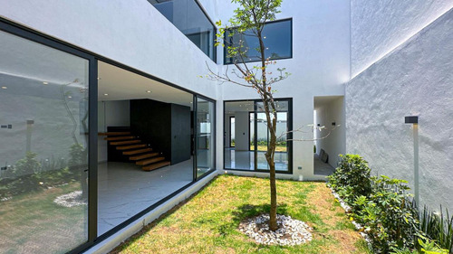 Casa En Venta En Metepec Con Diseño Moderno Y Jardín Interno