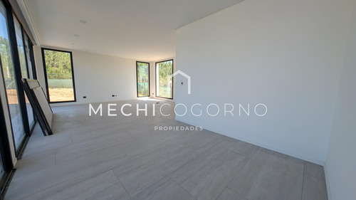 Casa En Venta En Dos Plantas 4 Habitaciones Pileta Perimetral