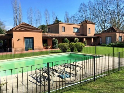 Amplio Jardín Con Pileta Y Galería