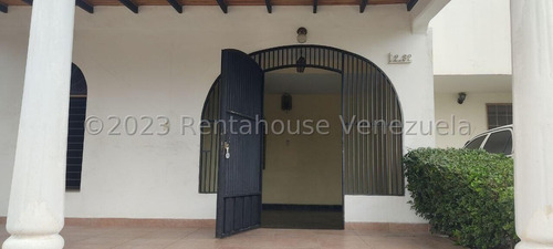 Casa En Venta En La Ribereña Cabudare 4 Habitaciones, 4 Baños, 1 Habitación De Servicios, Sala, Cocina, Área De Estar, Frente Techado, Área De Servicios, Estacionamiento Para 4 Vehículos Gabriela C