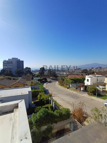 Casa En Venta De 4 Dorm. En Concón