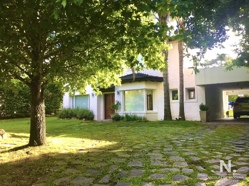 Casa En Venta, En Excelente Ubicación 