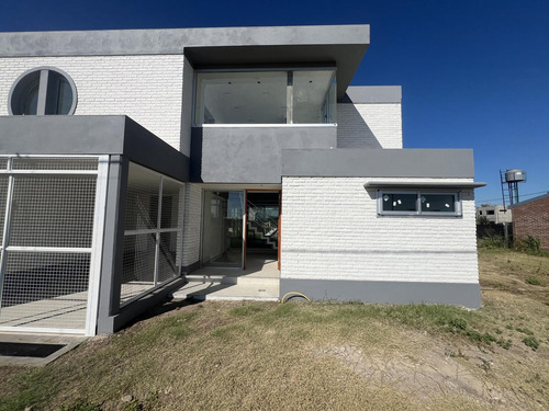 Venta Casa De 2 Dormitorios En Alvear