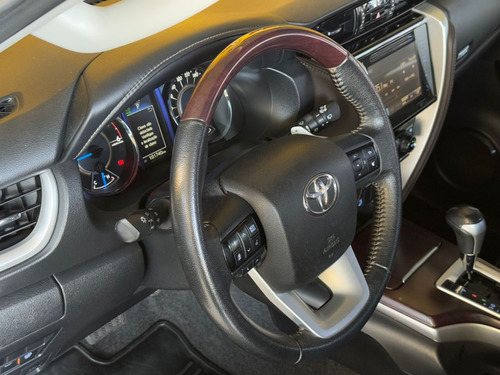 Toyota Hilux SW4 2.8 SRX 4X4 7 LUGARES 16V TURBO INTERCOOLER DIESEL 4P AUTOMÁTICO