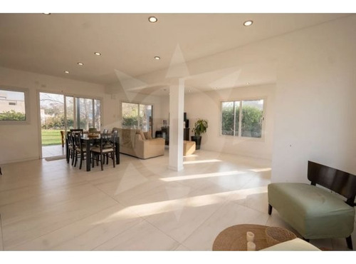 Casa En Venta, 4 Dormitorios, Aires Del Llano