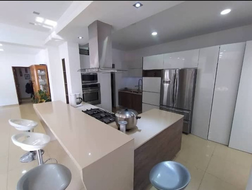 Hermosa Quinta En Colinas De Bello Monte 437m2, 4 Hab, 4 Baños, 6 Puestos Venta