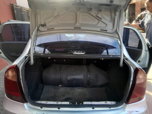Chevrolet Corsa 1.8 Gl Aa Dh 4P